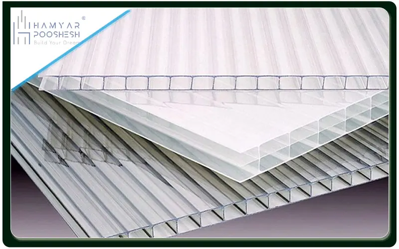 فایبرگلاس از ترکیب الیاف شیشه و رزین پلیمری و اما پلاستیک معمولاً از پلیمرهای مصنوعی مانند پلیاتیلن یا پلیپروپیلن تولید میشود